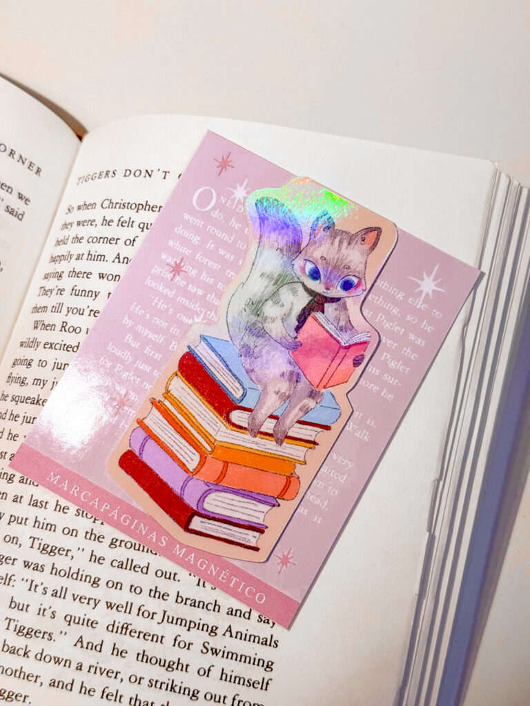 MARCAPAGINAS MAGENTICO GATITA SOBRE LIBROS