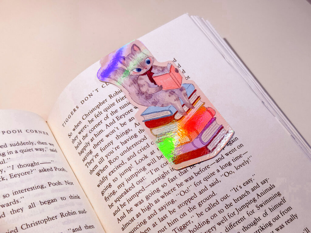 MARCAPAGINAS MAGENTICO GATITA SOBRE LIBROS