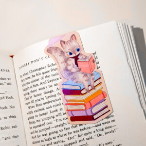 MARCAPAGINAS MAGENTICO GATITA SOBRE  LIBROS