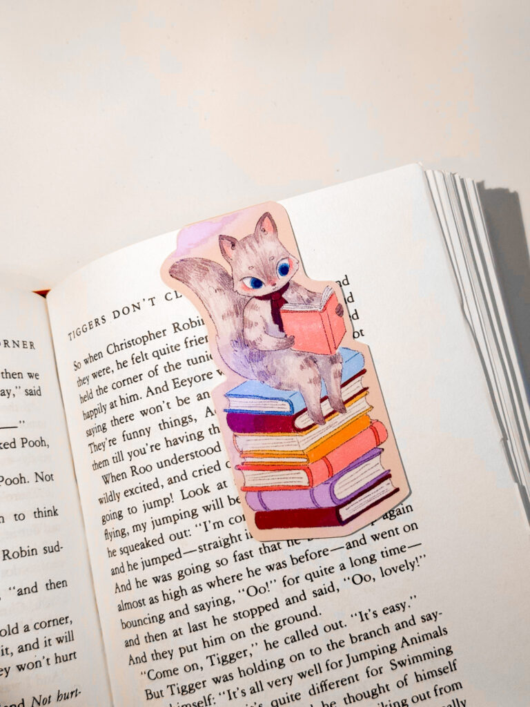 MARCAPAGINAS MAGENTICO GATITA SOBRE LIBROS