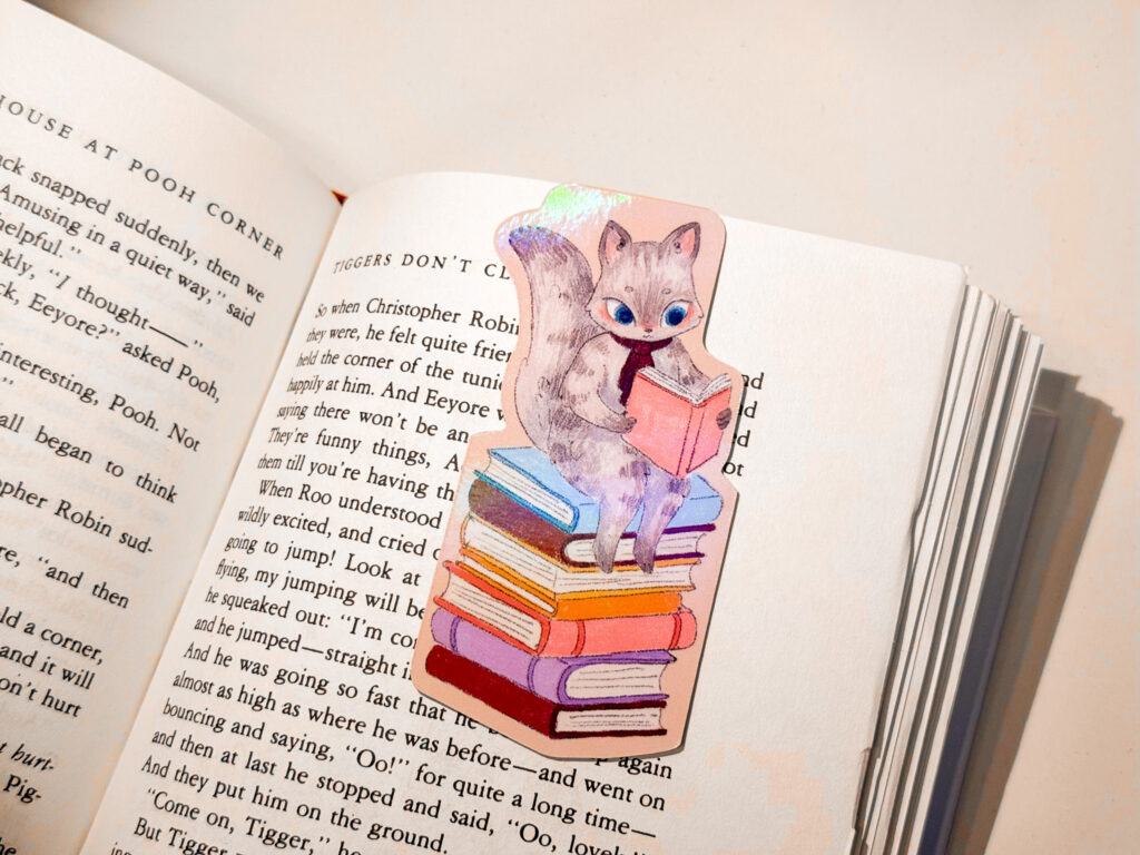 MARCAPAGINAS MAGENTICO GATITA SOBRE LIBROS