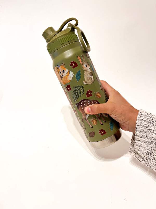 BOTELLA TERMICA VERDE: ANIMALES DEL BOSQUE FLOR ROJA