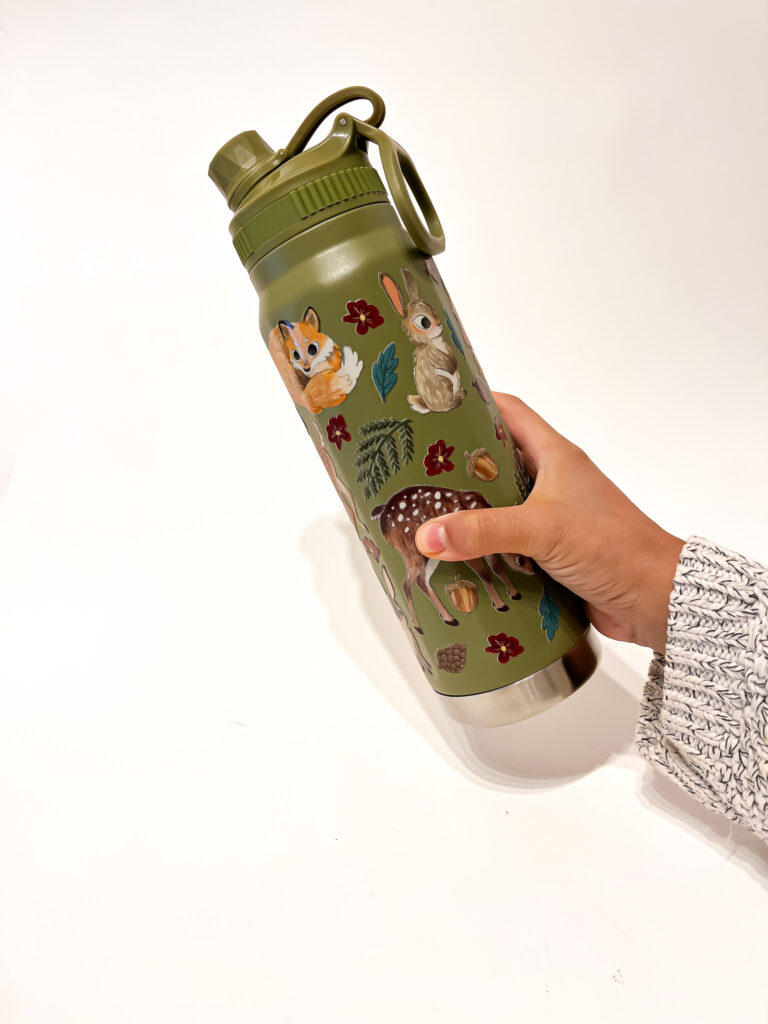 BOTELLA TERMICA VERDE: ANIMALES DEL BOSQUE FLOR ROJA