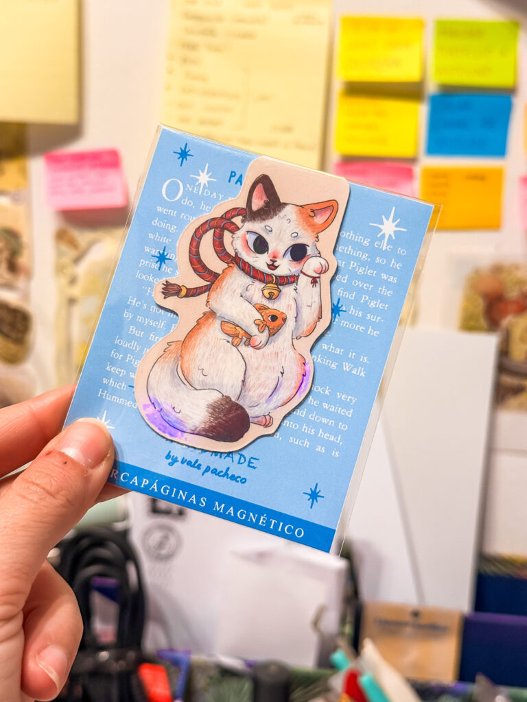 MARCAPAGINAS MAGENTICO GATITO MANEKI-NEKO